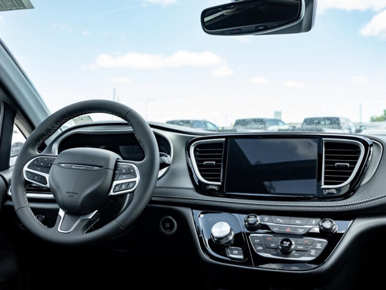2027 Chrysler Pacifica Select Photo