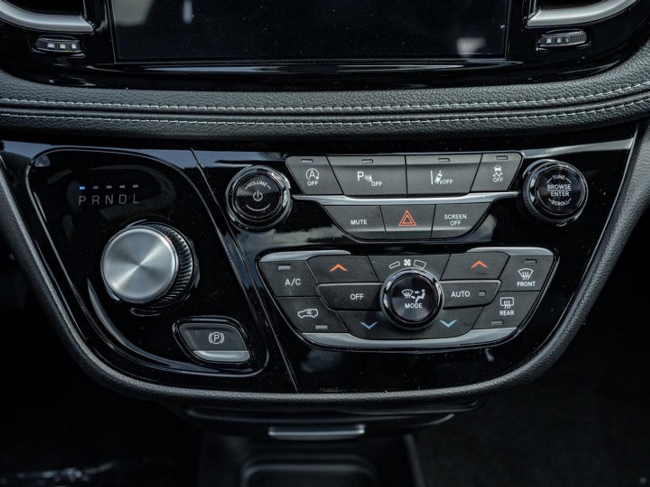 2027 Chrysler Pacifica Select Photo