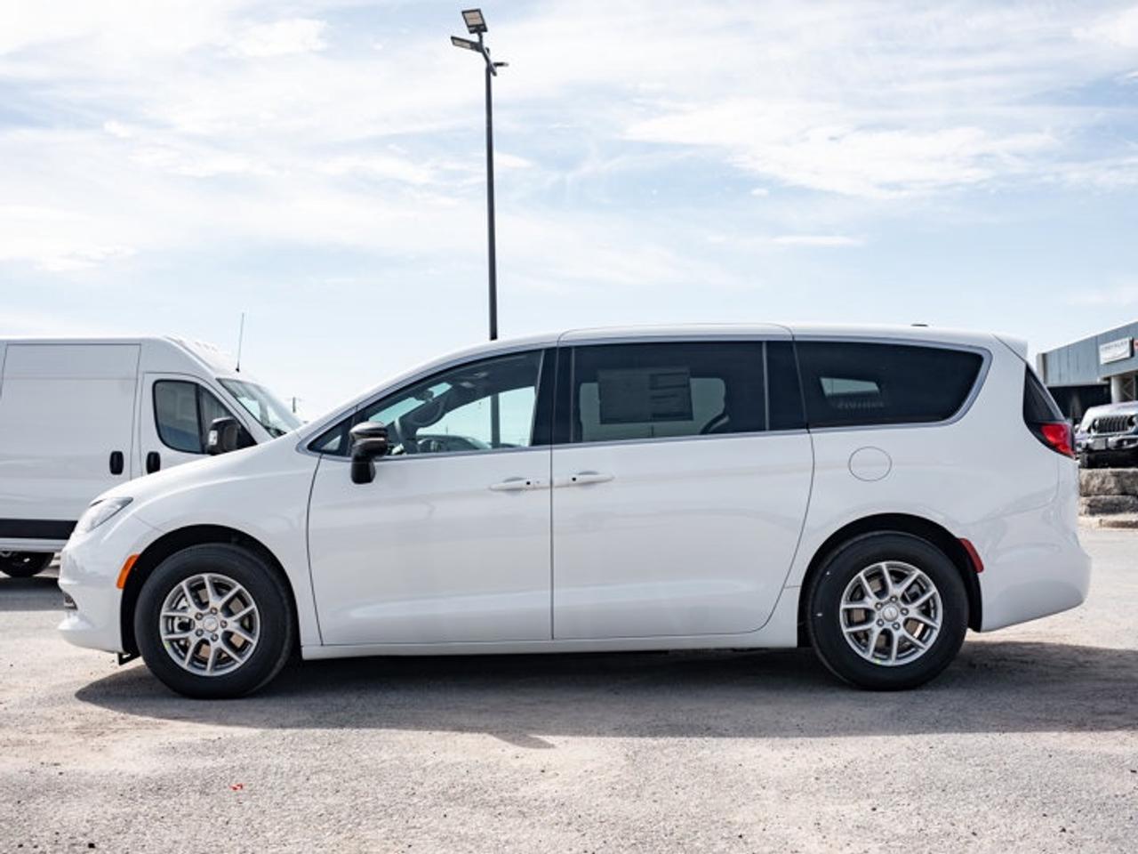 2027 Dodge Grand Caravan SXT Photo4