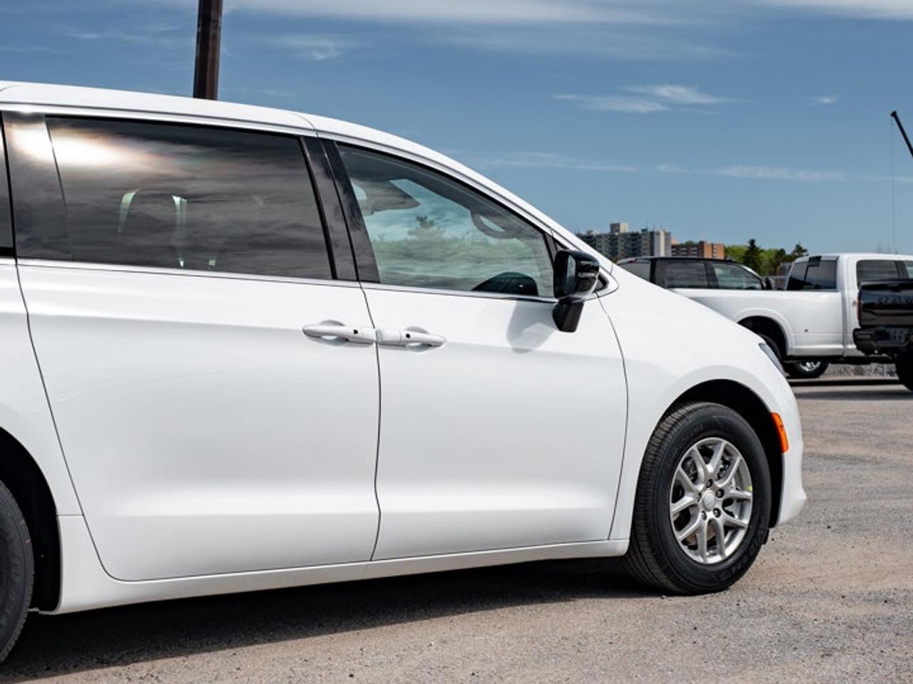 2027 Dodge Grand Caravan SXT Photo