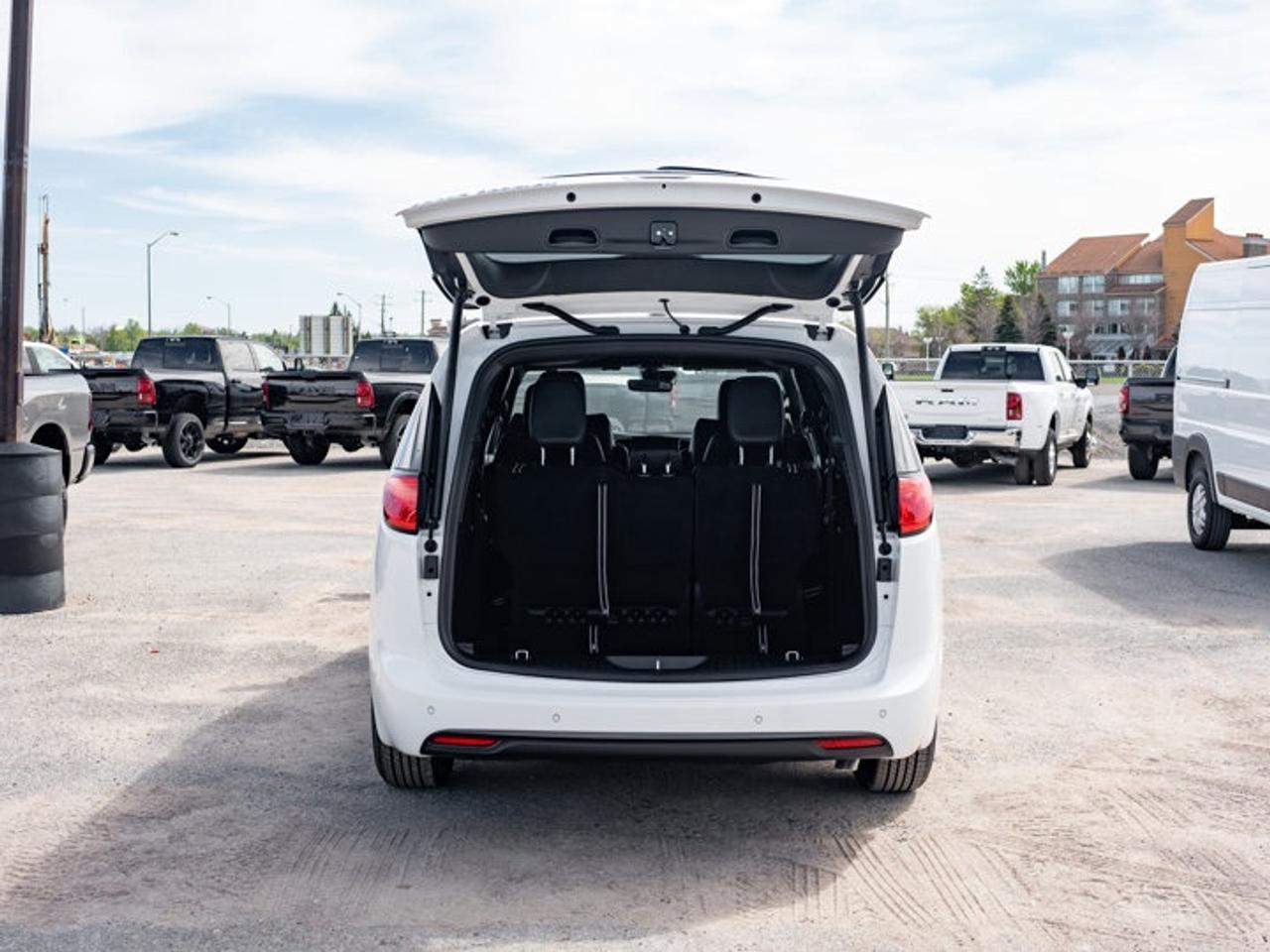 2027 Dodge Grand Caravan SXT Photo