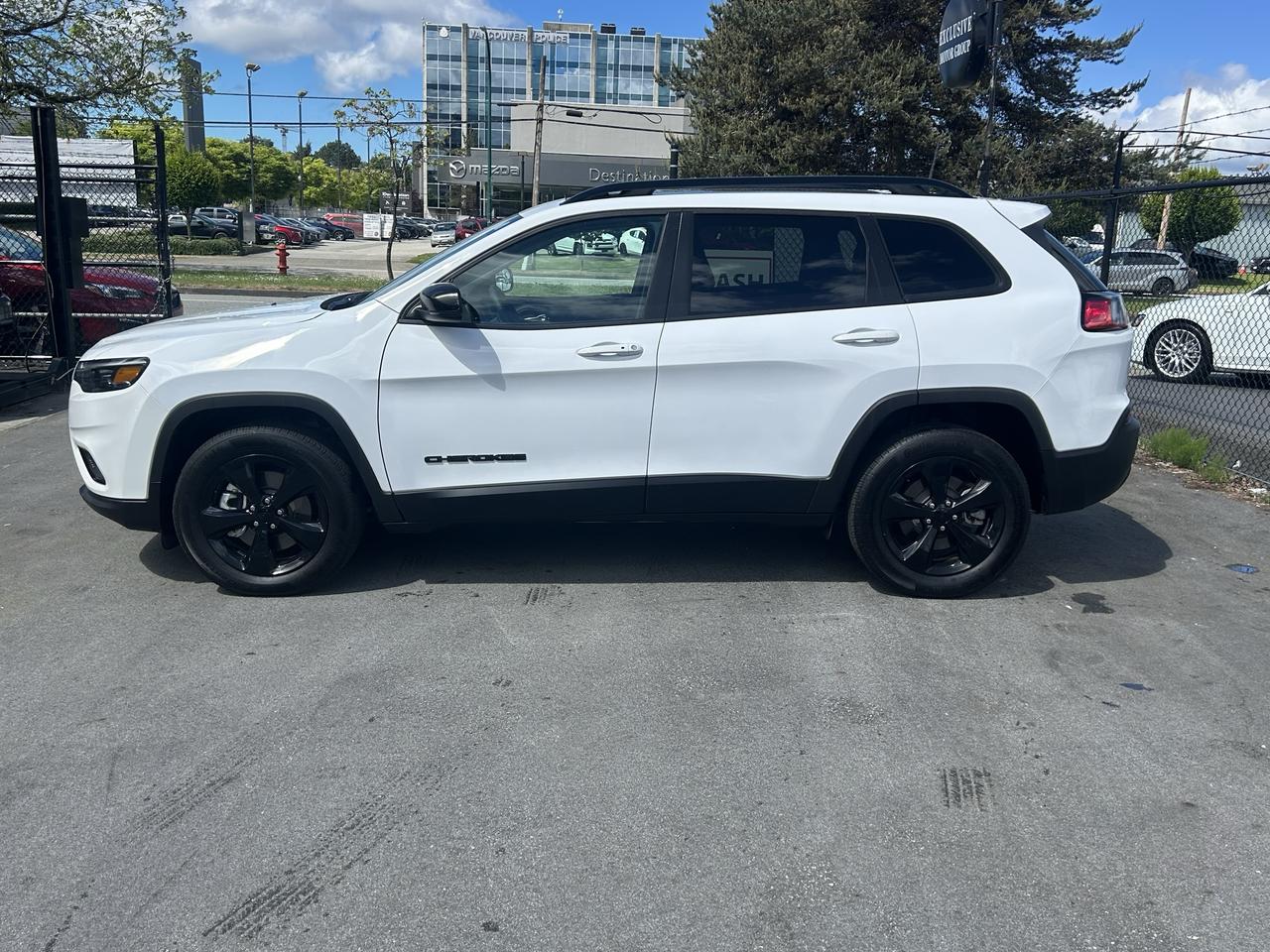 2022 Jeep Cherokee Altitude 4x4 - Photo #2