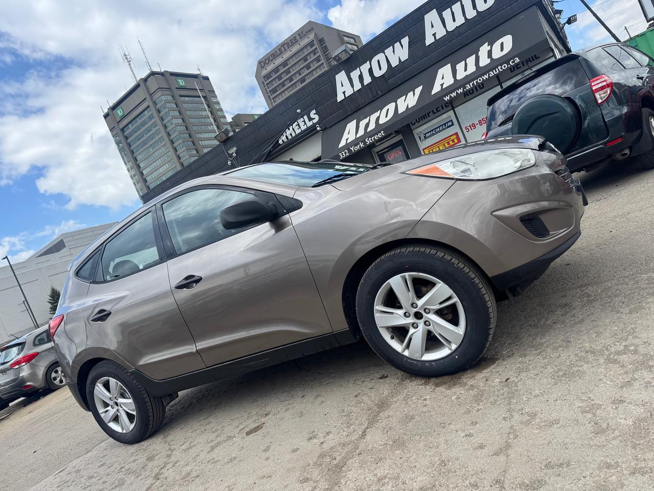 2011 Hyundai Tucson FWD 4dr I4 Auto GL Photo0