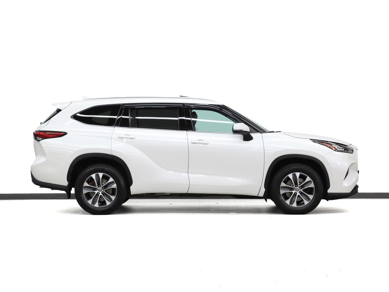 2020 Toyota Highlander XLE AWD | Moonroof | BSM | ACC | Heated | CarPlay Photo3
