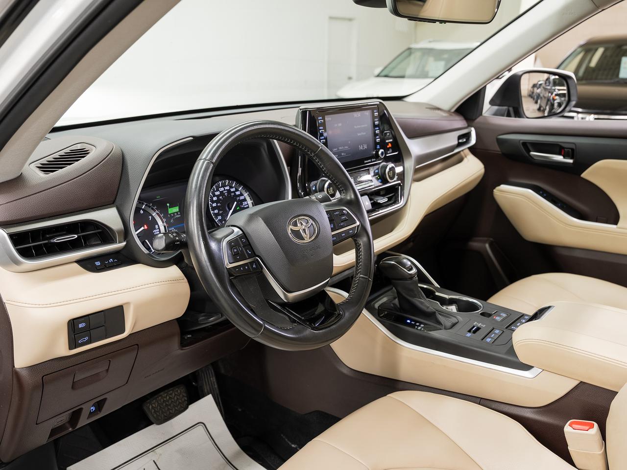 2020 Toyota Highlander XLE AWD | Moonroof | BSM | ACC | Heated | CarPlay