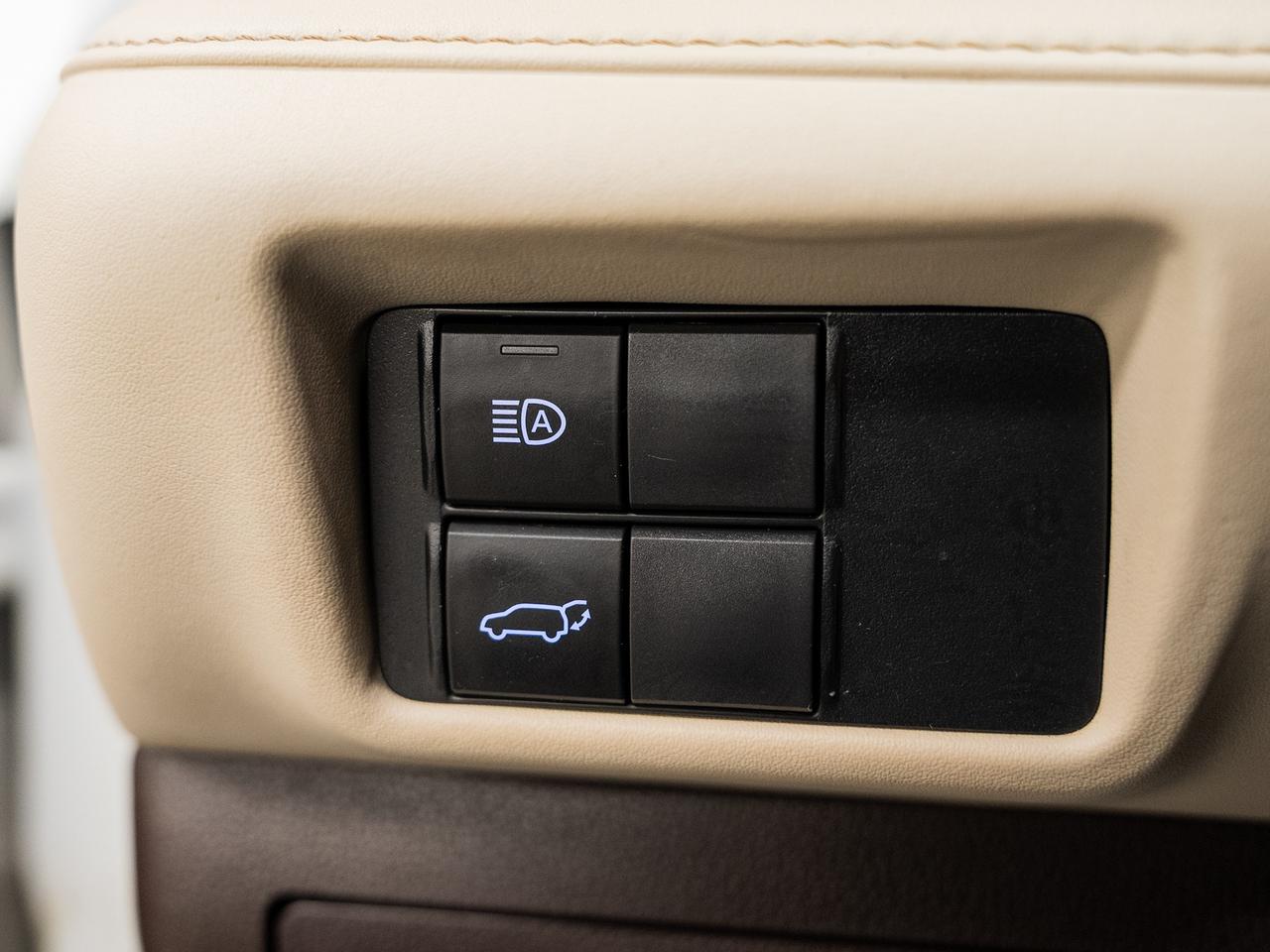 2020 Toyota Highlander XLE AWD | Moonroof | BSM | ACC | Heated | CarPlay