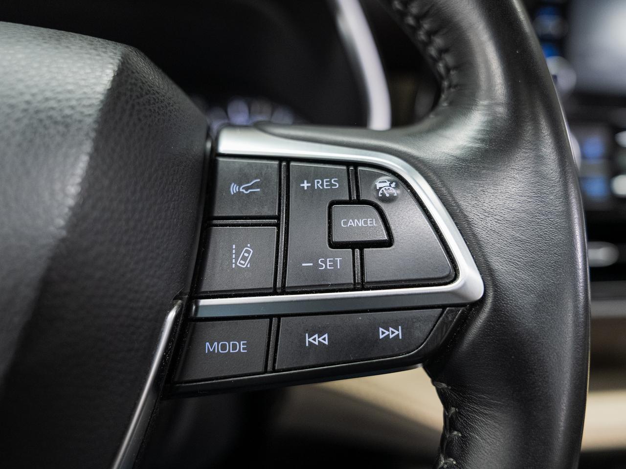 2020 Toyota Highlander XLE AWD | Moonroof | BSM | ACC | Heated | CarPlay