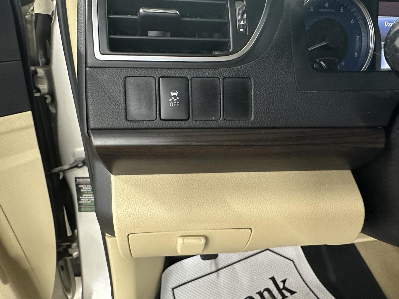 2016 Toyota Camry LE Photo12