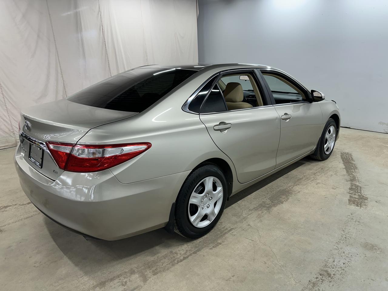 2016 Toyota Camry LE Photo24