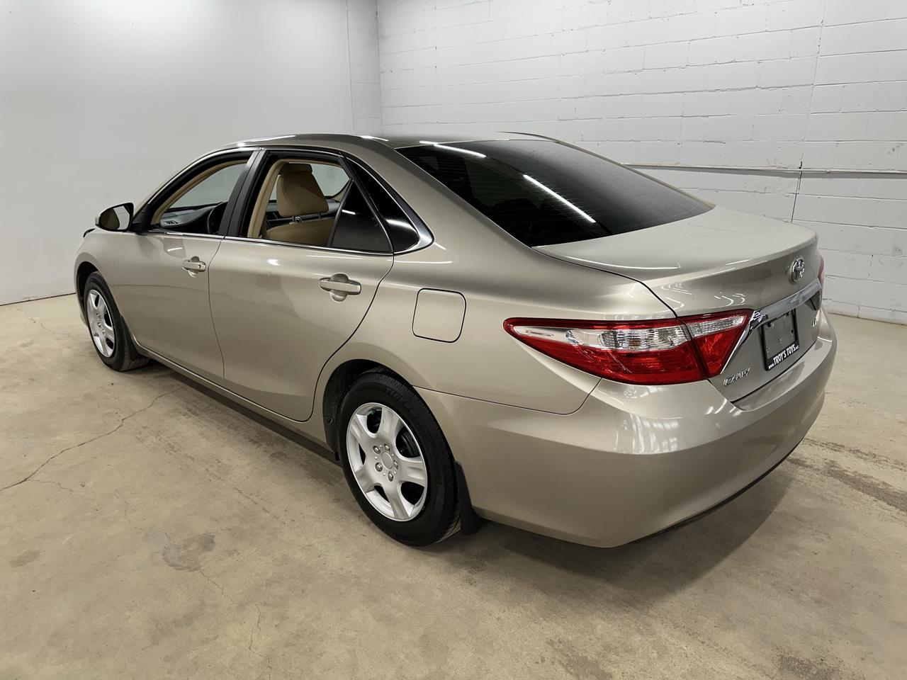 2016 Toyota Camry LE Photo