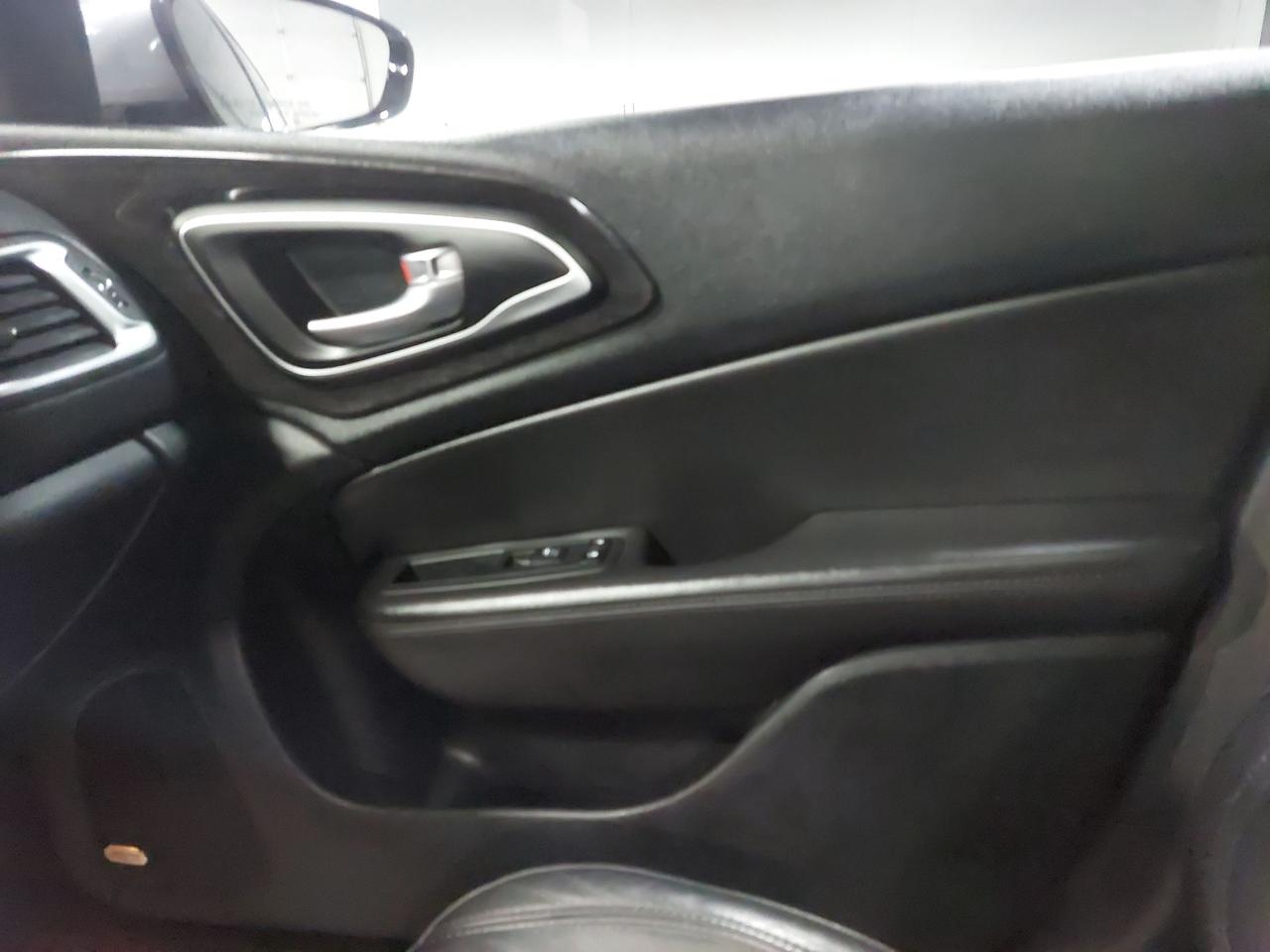 2015 Chrysler 200 C Photo