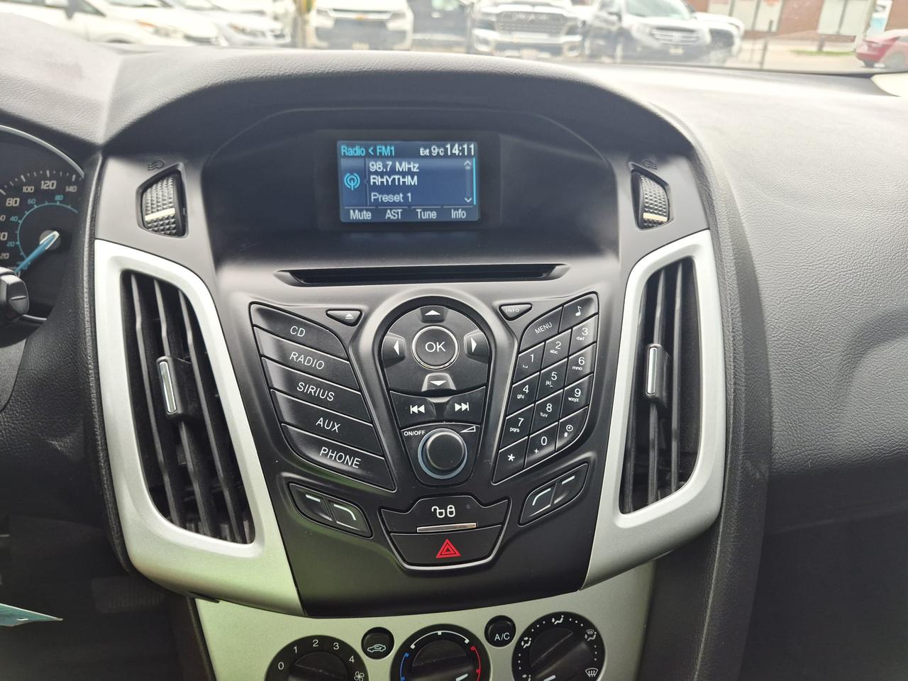 2012 Ford Focus AUTO 5DR HATCHBACK LOW KM !! SAFETY CERTIFIED!! Photo
