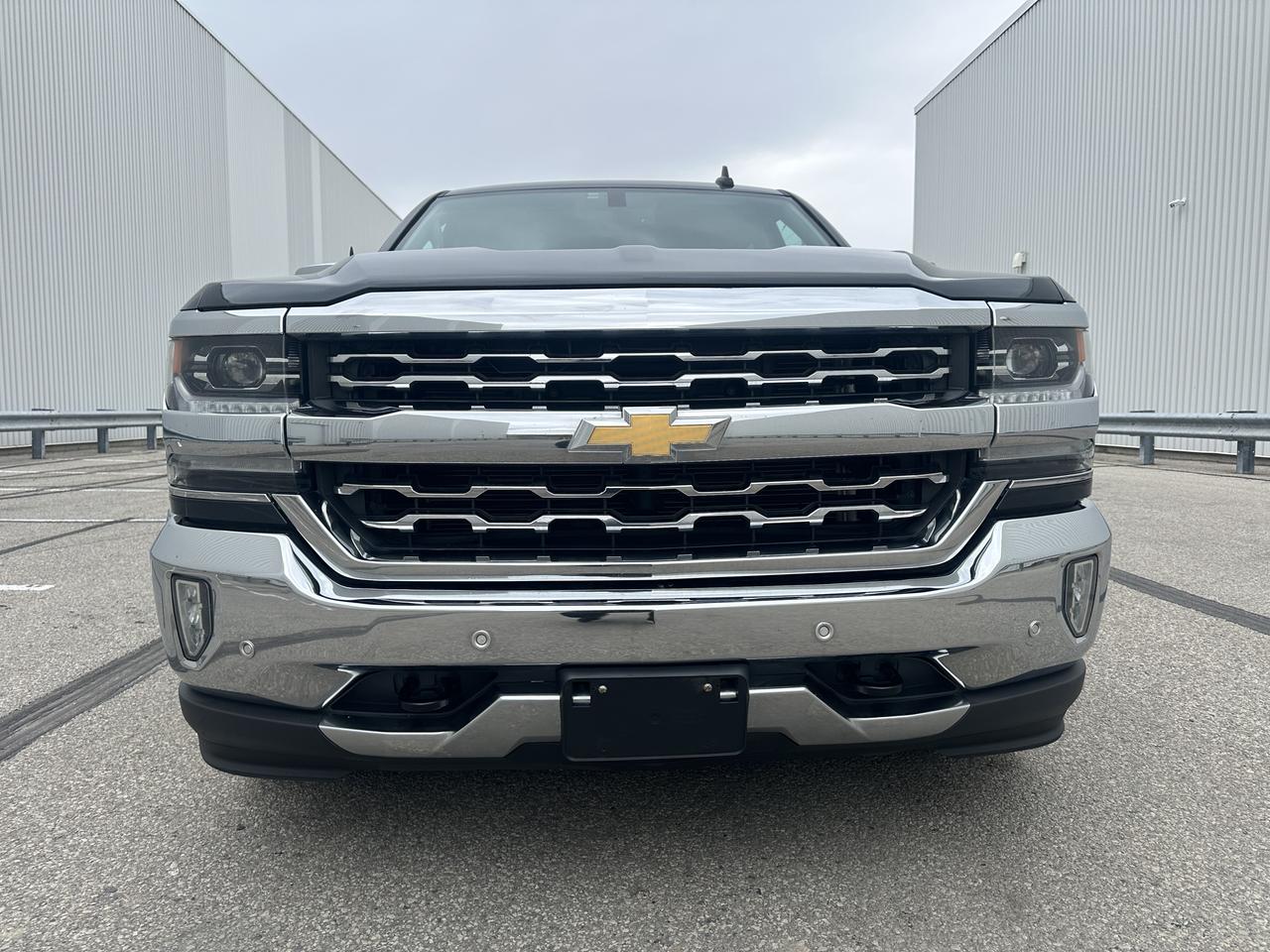 2018 Chevrolet Silverado 1500 4WD Crew Cab LTZ FullY Apointed Photo2
