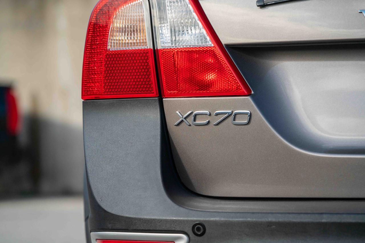 2010 Volvo XC70 3.2L AWD WAGON Photo
