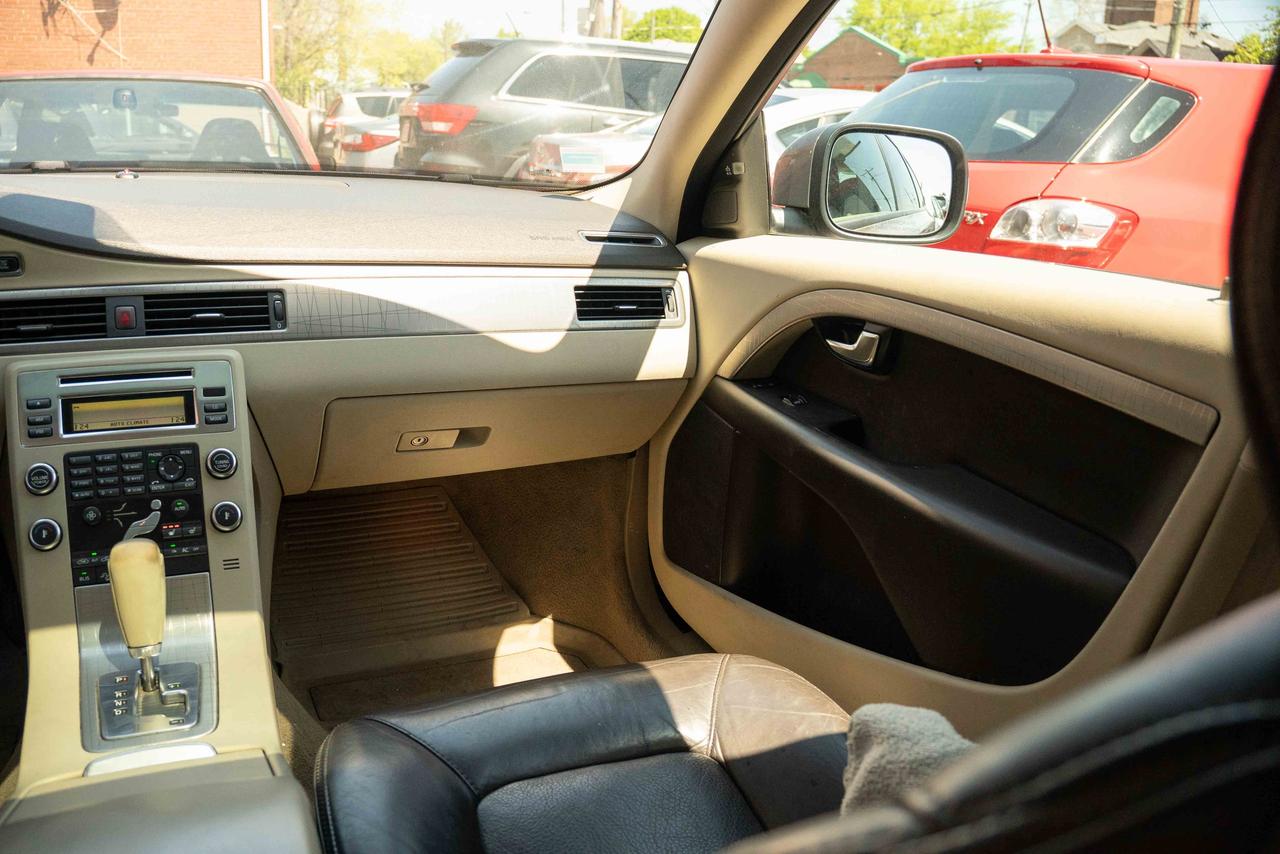 2010 Volvo XC70 3.2L AWD WAGON Photo