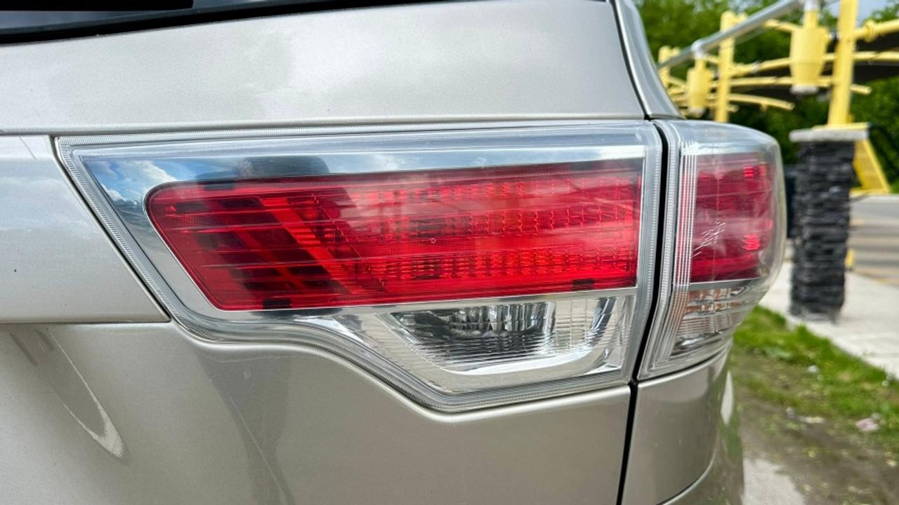 2016 Toyota Highlander HYBRID * AWD * MUST SEE " Photo