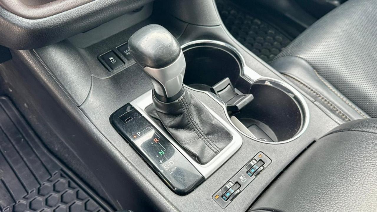 2016 Toyota Highlander HYBRID * AWD * MUST SEE " Photo