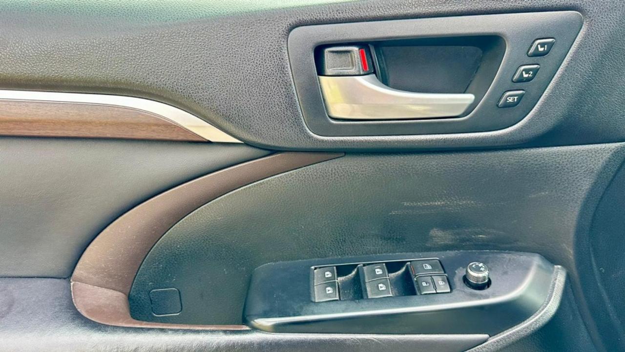 2016 Toyota Highlander HYBRID * AWD * MUST SEE " Photo