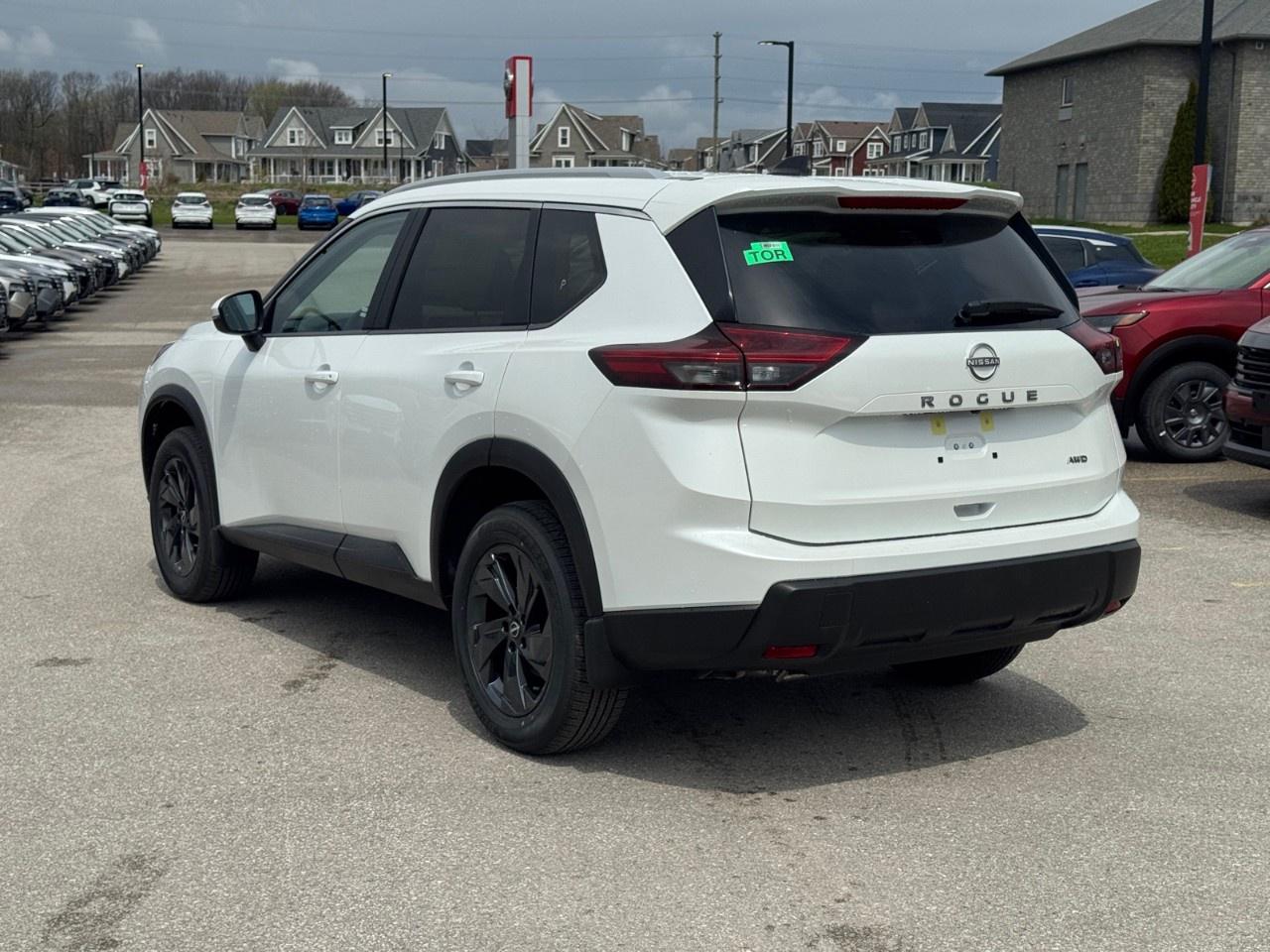 2026 Nissan Rogue AWD SV Moonroof Photo4