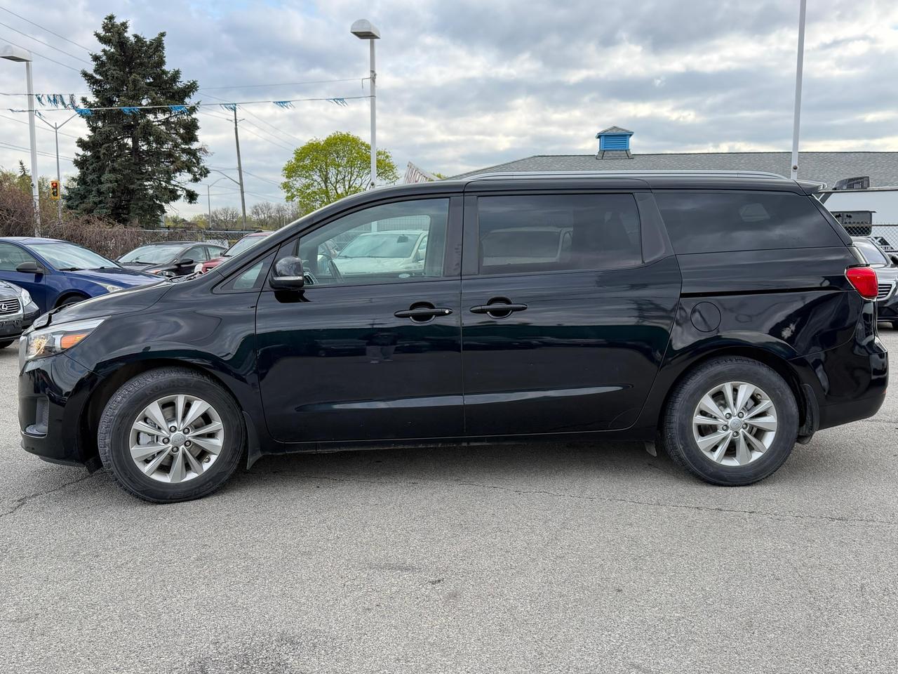 2017 Kia Sedona LX Photo3