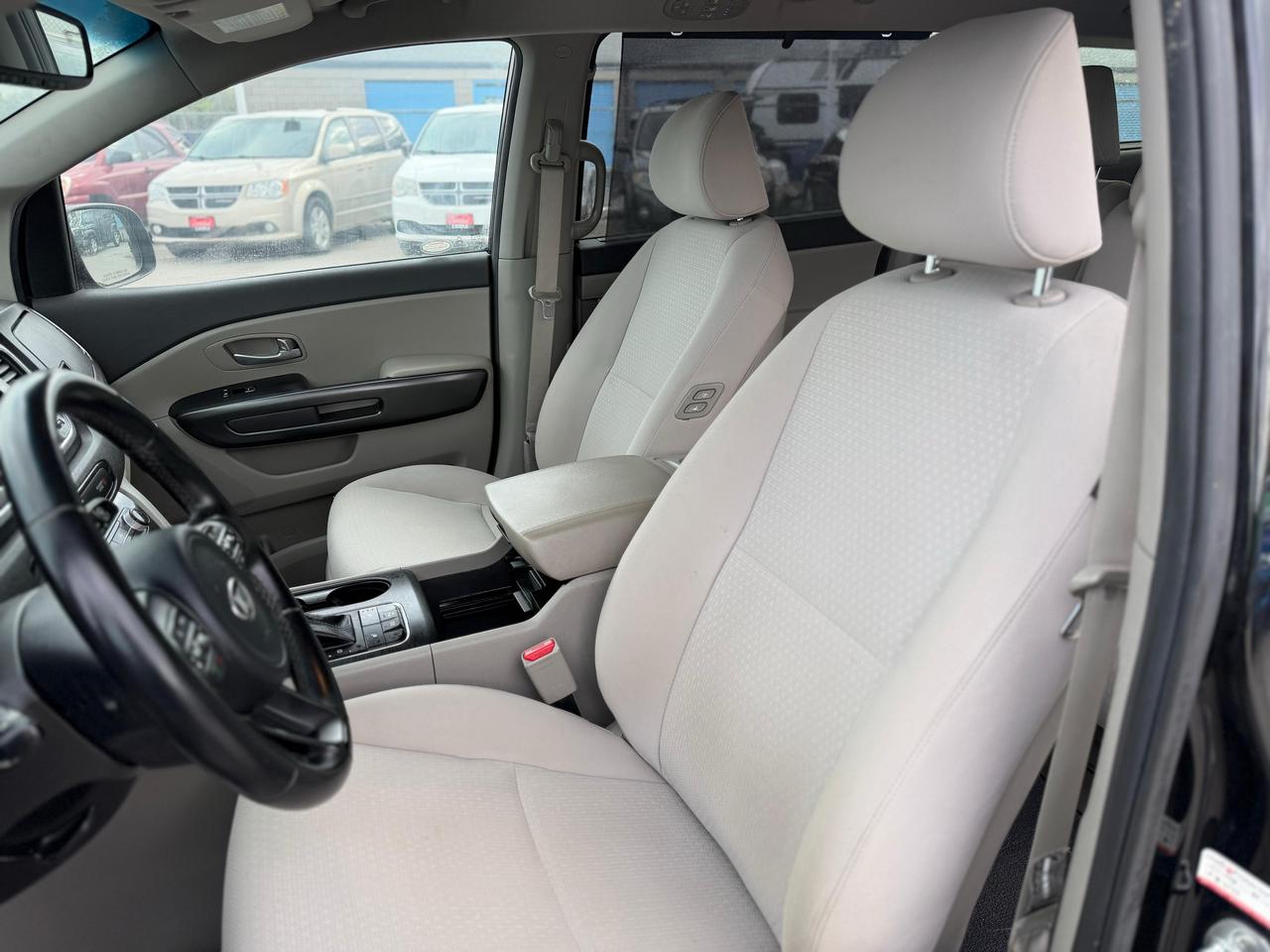 2017 Kia Sedona LX Photo