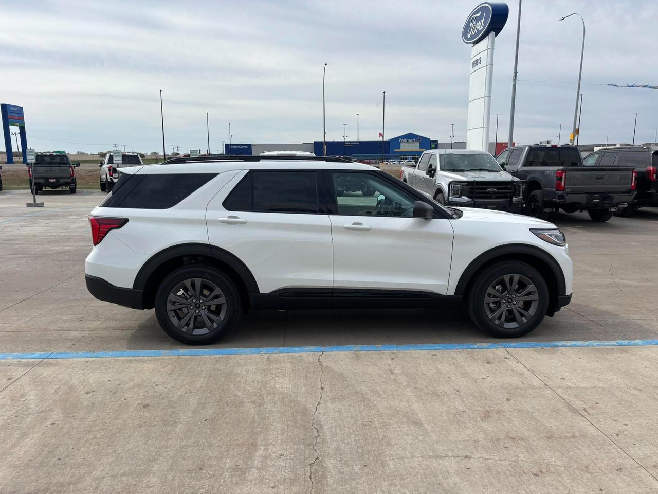 2026 Ford Explorer Active w/200A Pkg 4WD Photo2
