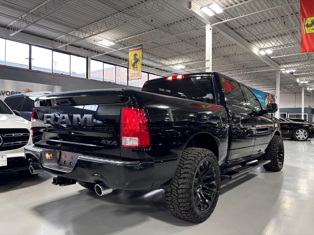 2021 RAM 1500 Classic Express|V8HEMI|4X4|CREWCAB|FUELWHEELS|LINEXLINER|+ Photo3