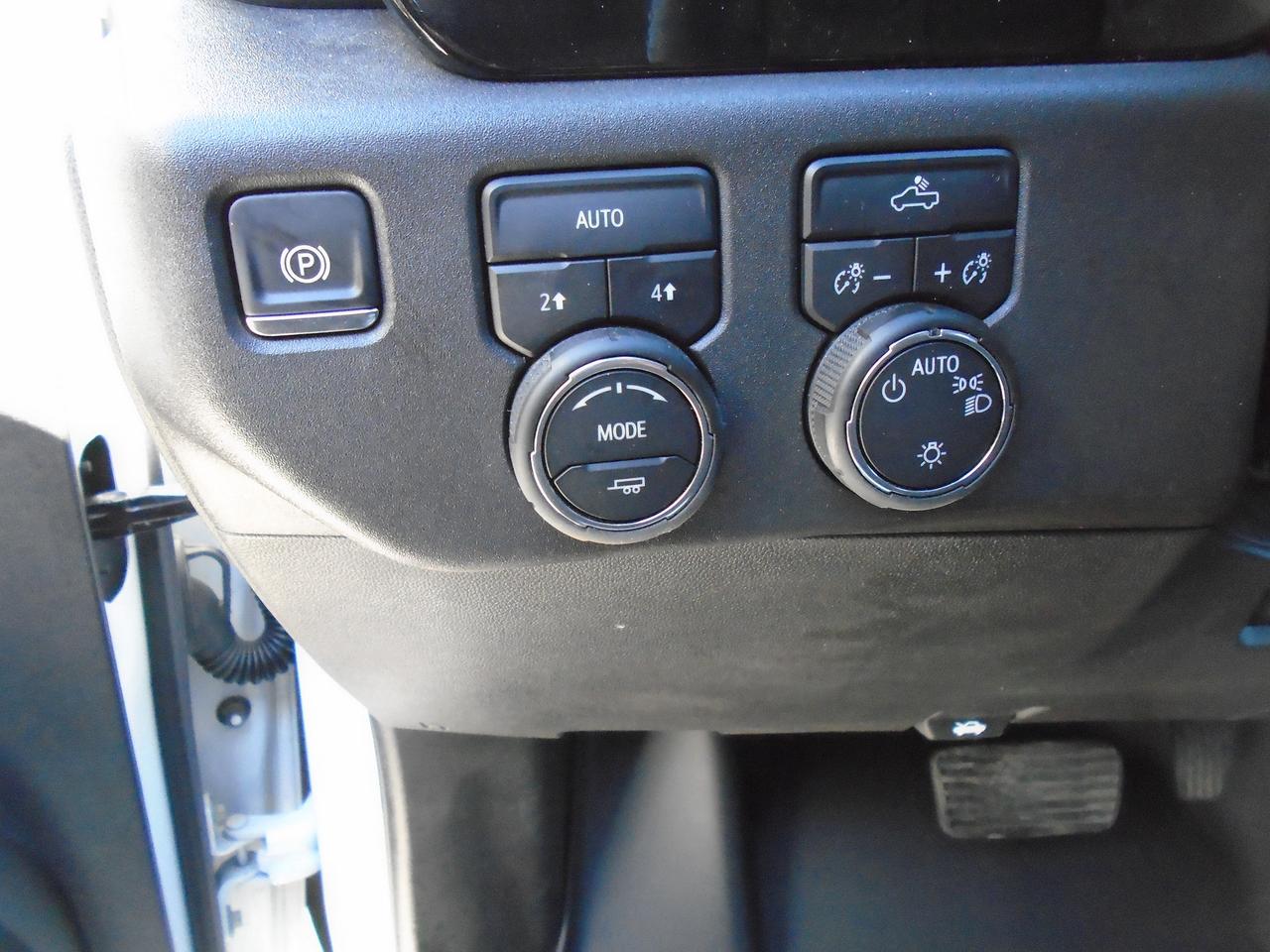 2025 Chevrolet Silverado 1500 LT CREW CAB 4X4 / STANDARD BOX/ TRAILER PACKAGE Photo