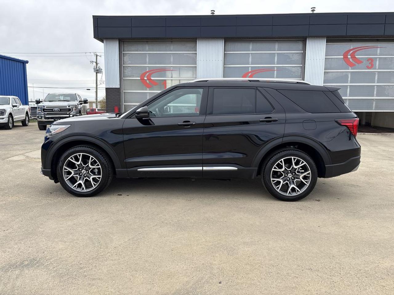 2025 Ford Explorer Platinum Photo3