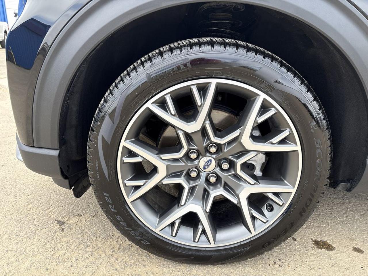 2025 Ford Explorer Platinum Photo2