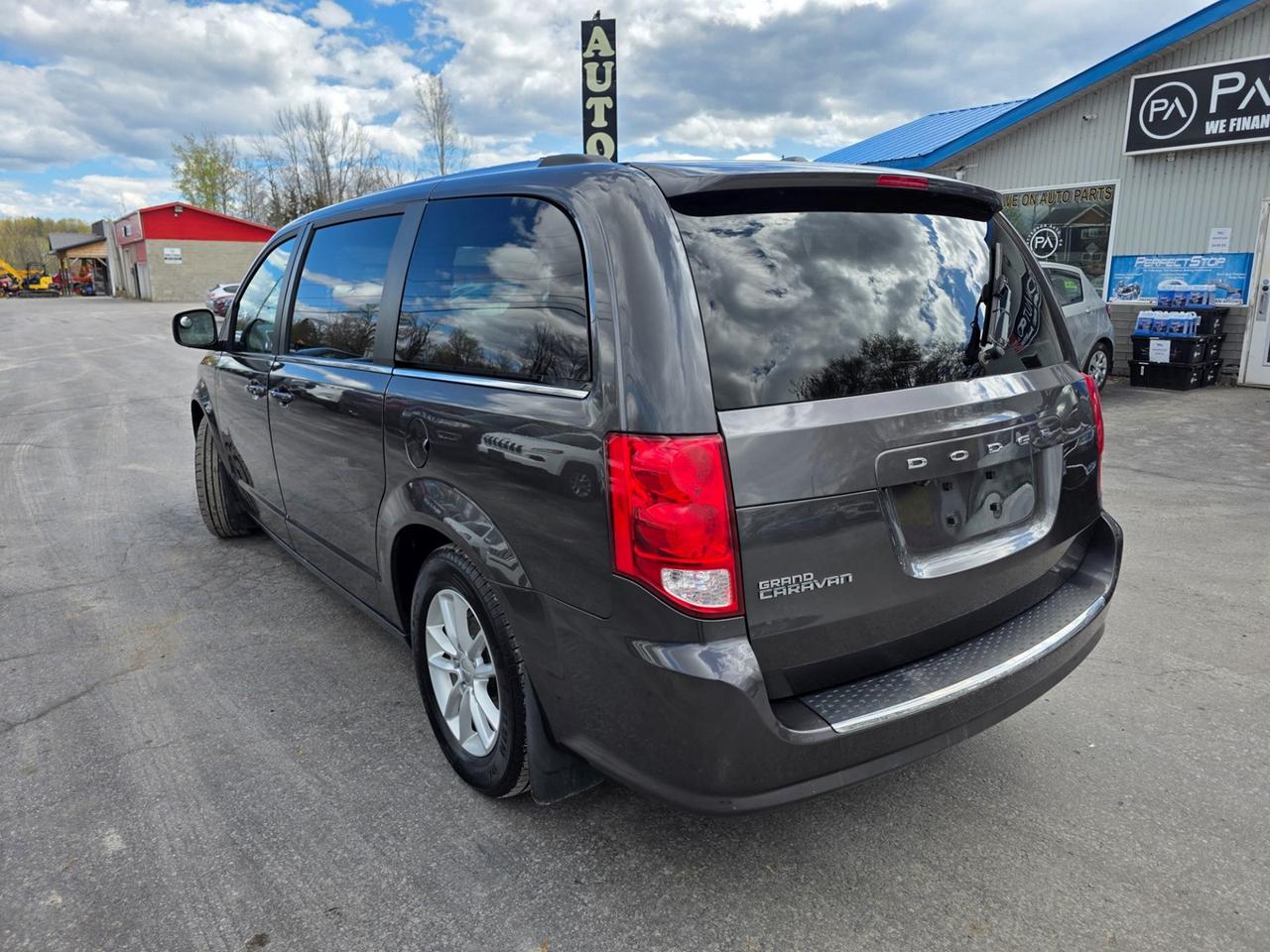 2019 Dodge Grand Caravan SE Plus Photo2