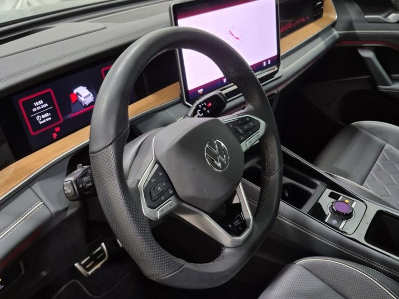 2025 Volkswagen Tiguan Highline R-Line AWD | Leather | Heated + Cooled Massaging Seats | Sunroof | Harman Kardon & More ! Photo