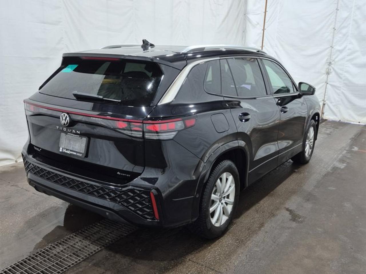 2025 Volkswagen Tiguan Highline R-Line AWD | Leather | Heated + Cooled Massaging Seats | Sunroof | Harman Kardon & More ! Photo