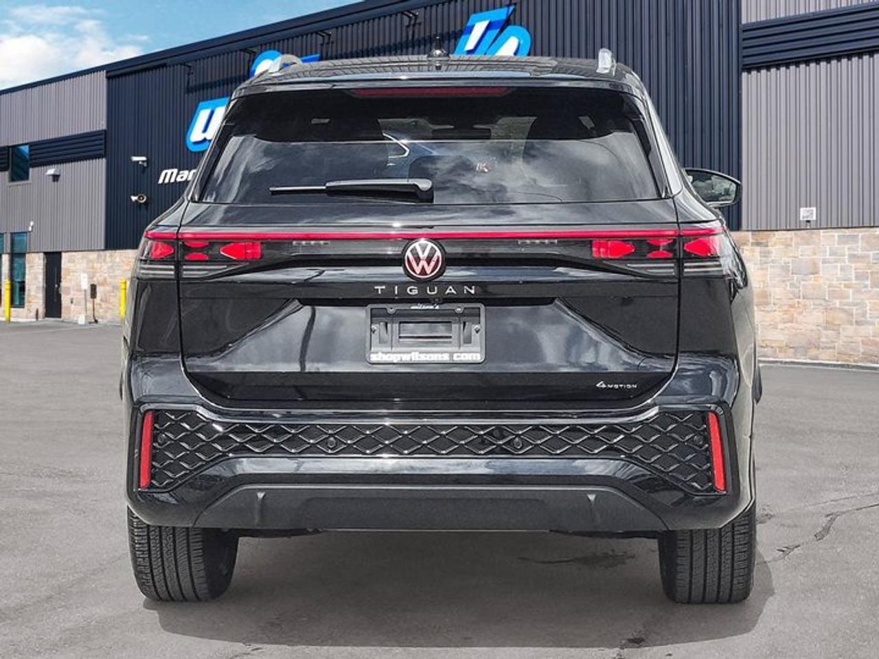 2025 Volkswagen Tiguan Highline R-Line AWD | Leather | Heated + Cooled Massaging Seats | Sunroof | Harman Kardon & More ! Photo