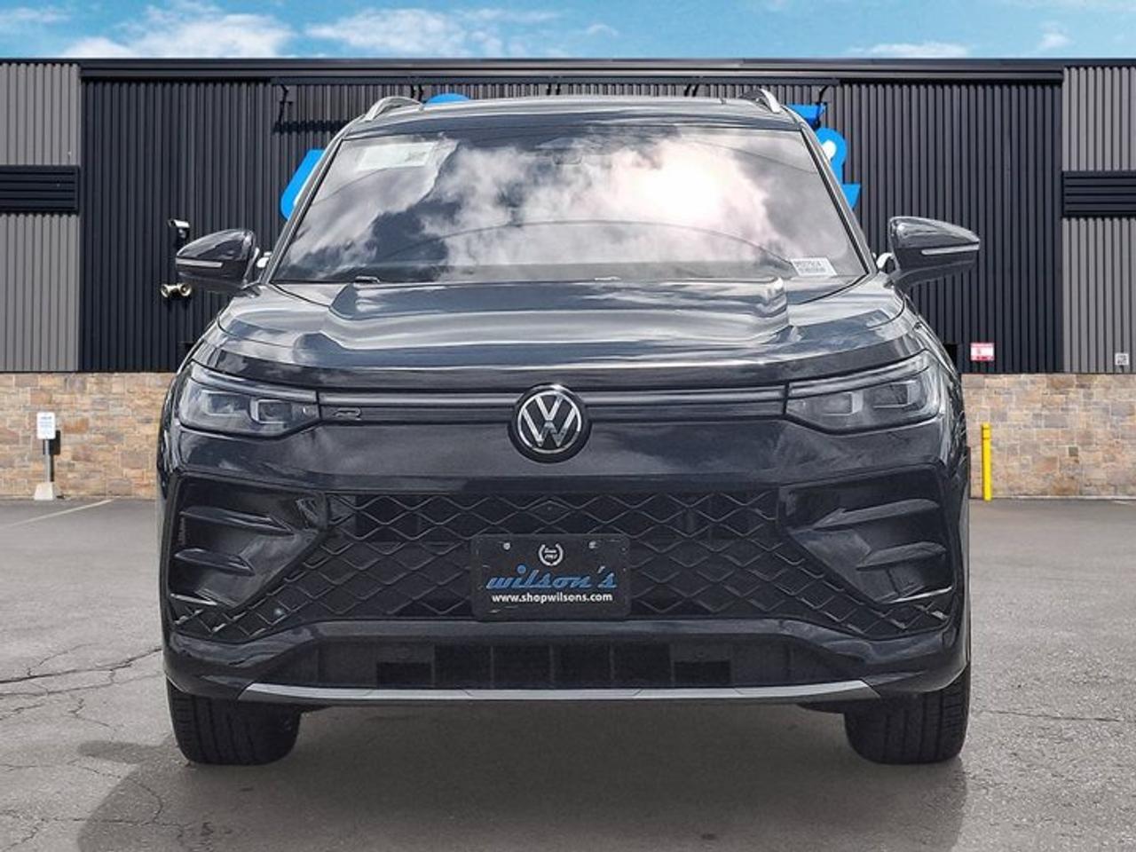 2025 Volkswagen Tiguan Highline R-Line AWD | Leather | Heated + Cooled Massaging Seats | Sunroof | Harman Kardon & More ! Photo