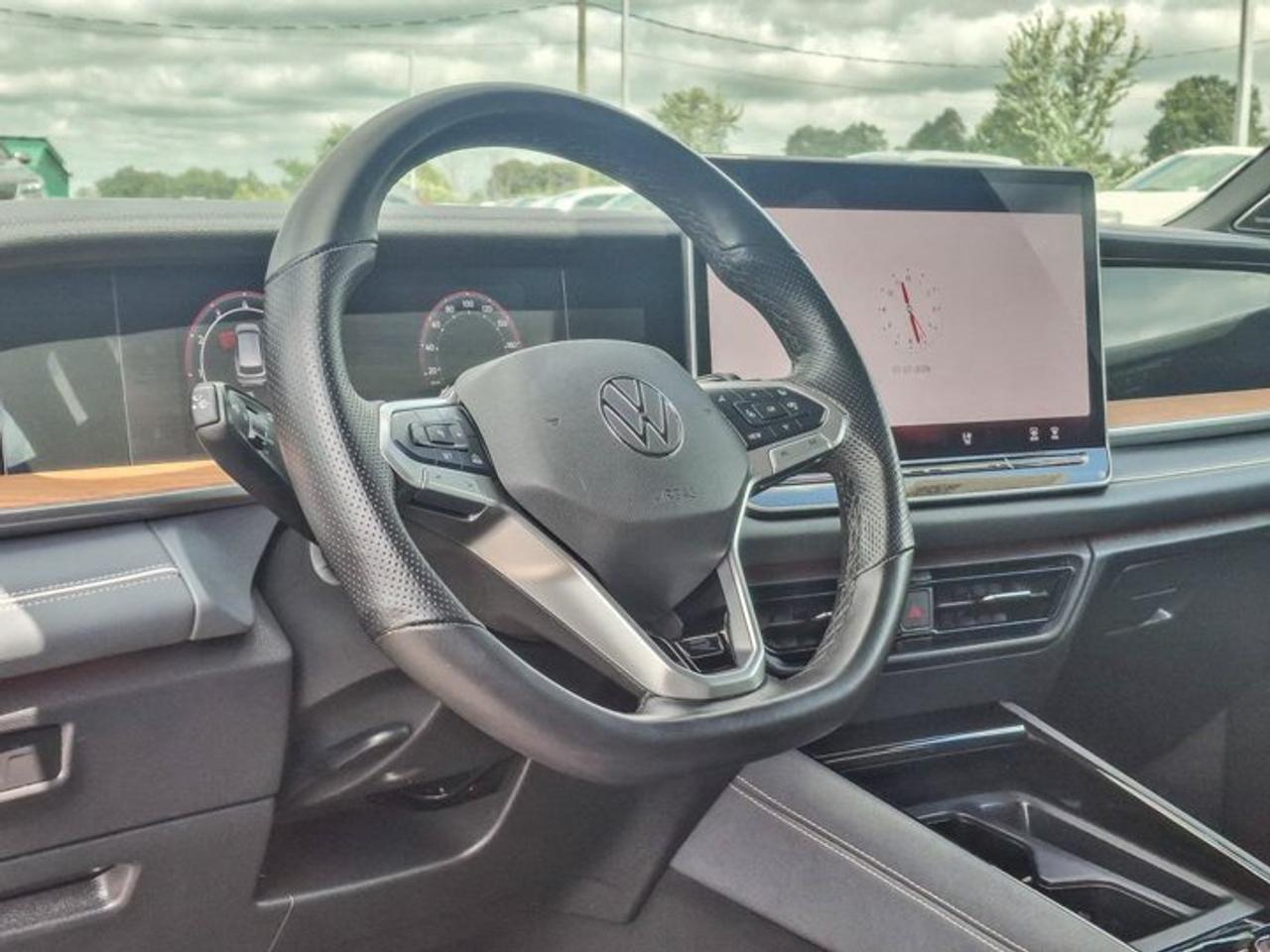 2025 Volkswagen Tiguan Highline R-Line AWD | Leather | Heated + Cooled Massaging Seats | Sunroof | Harman Kardon & More ! Photo