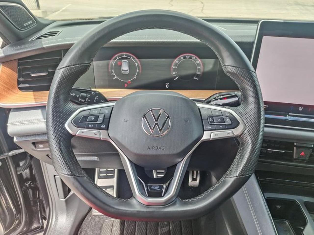 2025 Volkswagen Tiguan Highline R-Line AWD | Leather | Heated + Cooled Massaging Seats | Sunroof | Harman Kardon & More ! Photo