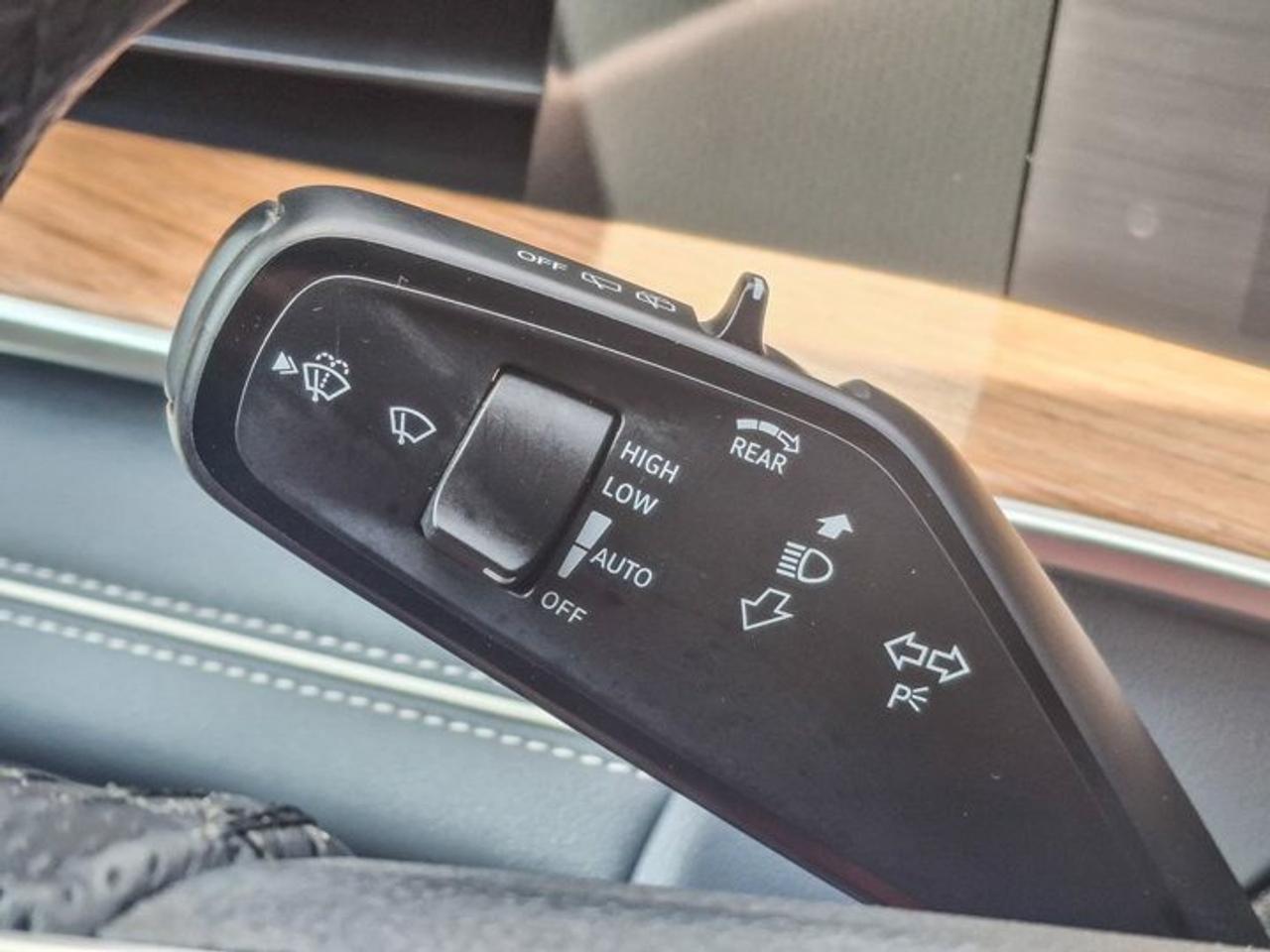 2025 Volkswagen Tiguan Highline R-Line AWD | Leather | Heated + Cooled Massaging Seats | Sunroof | Harman Kardon & More ! Photo