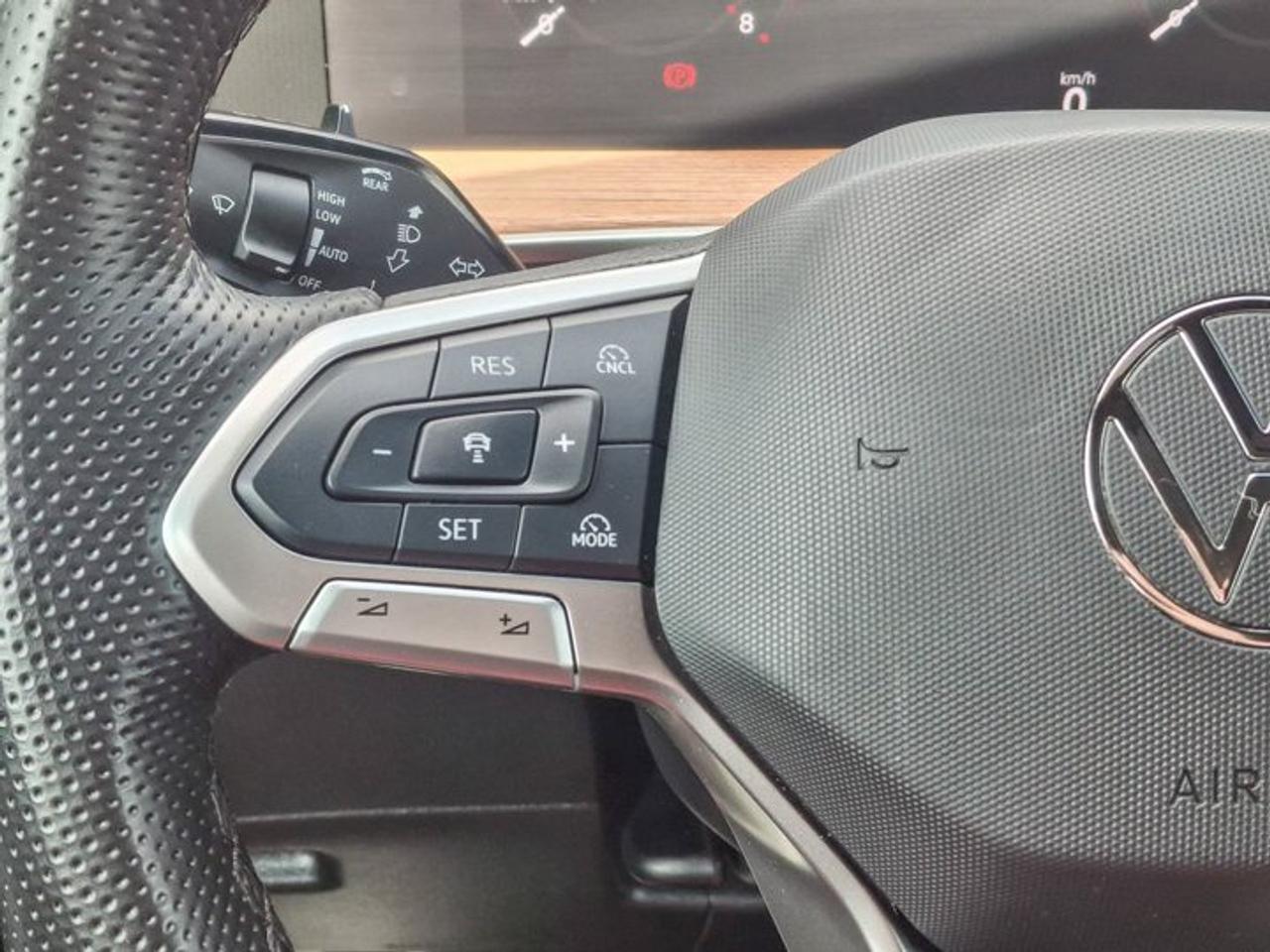 2025 Volkswagen Tiguan Highline R-Line AWD | Leather | Heated + Cooled Massaging Seats | Sunroof | Harman Kardon & More ! Photo
