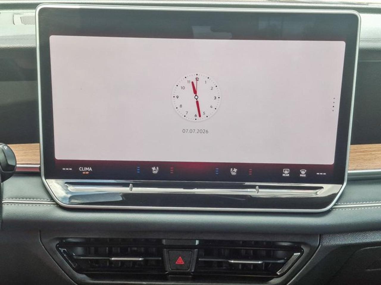 2025 Volkswagen Tiguan Highline R-Line AWD | Leather | Heated + Cooled Massaging Seats | Sunroof | Harman Kardon & More ! Photo