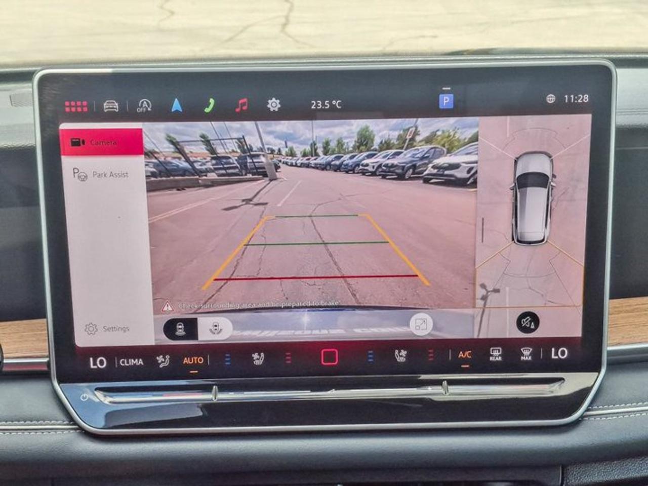 2025 Volkswagen Tiguan Highline R-Line AWD | Leather | Heated + Cooled Massaging Seats | Sunroof | Harman Kardon & More ! Photo