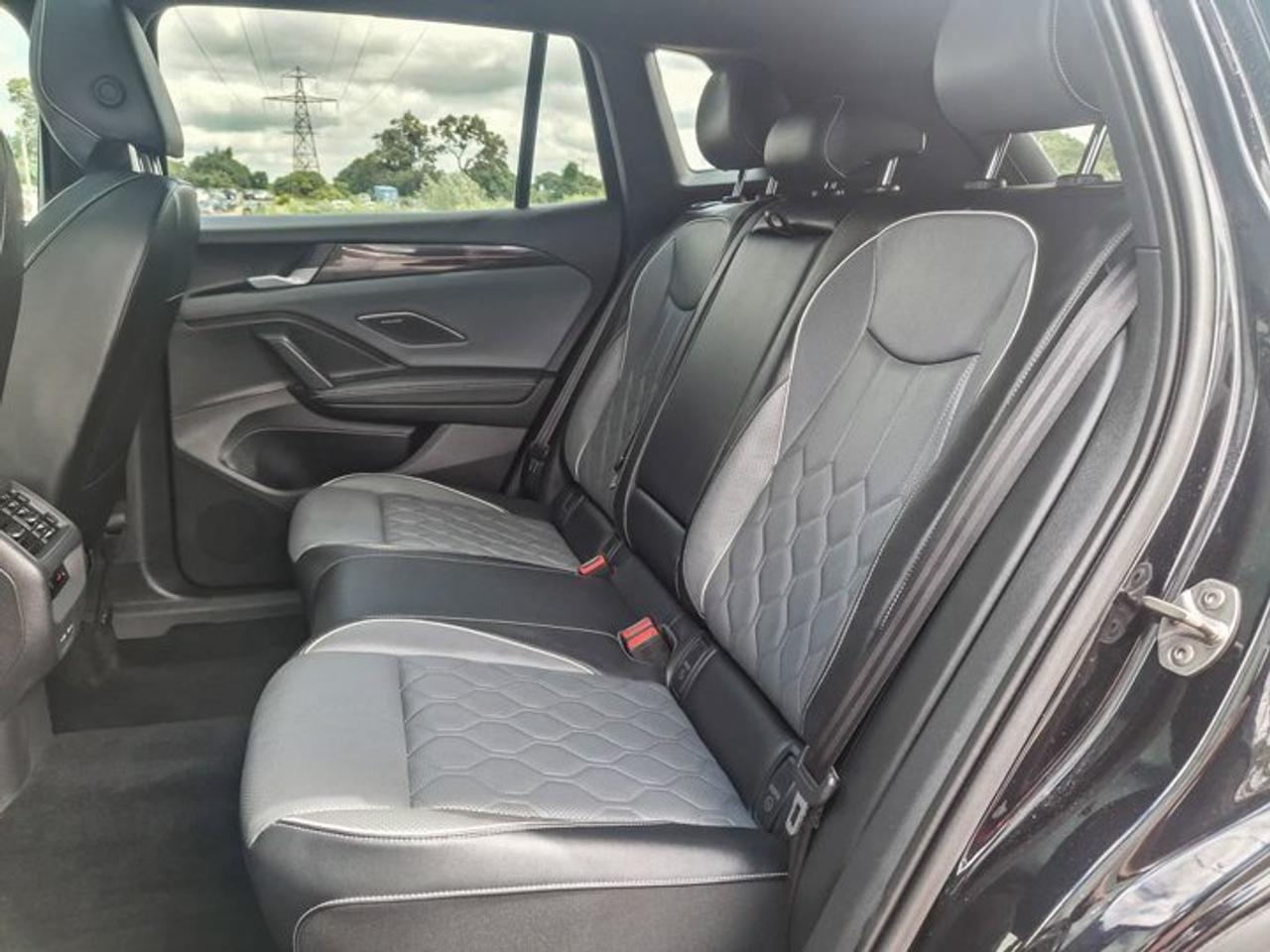 2025 Volkswagen Tiguan Highline R-Line AWD | Leather | Heated + Cooled Massaging Seats | Sunroof | Harman Kardon & More ! Photo