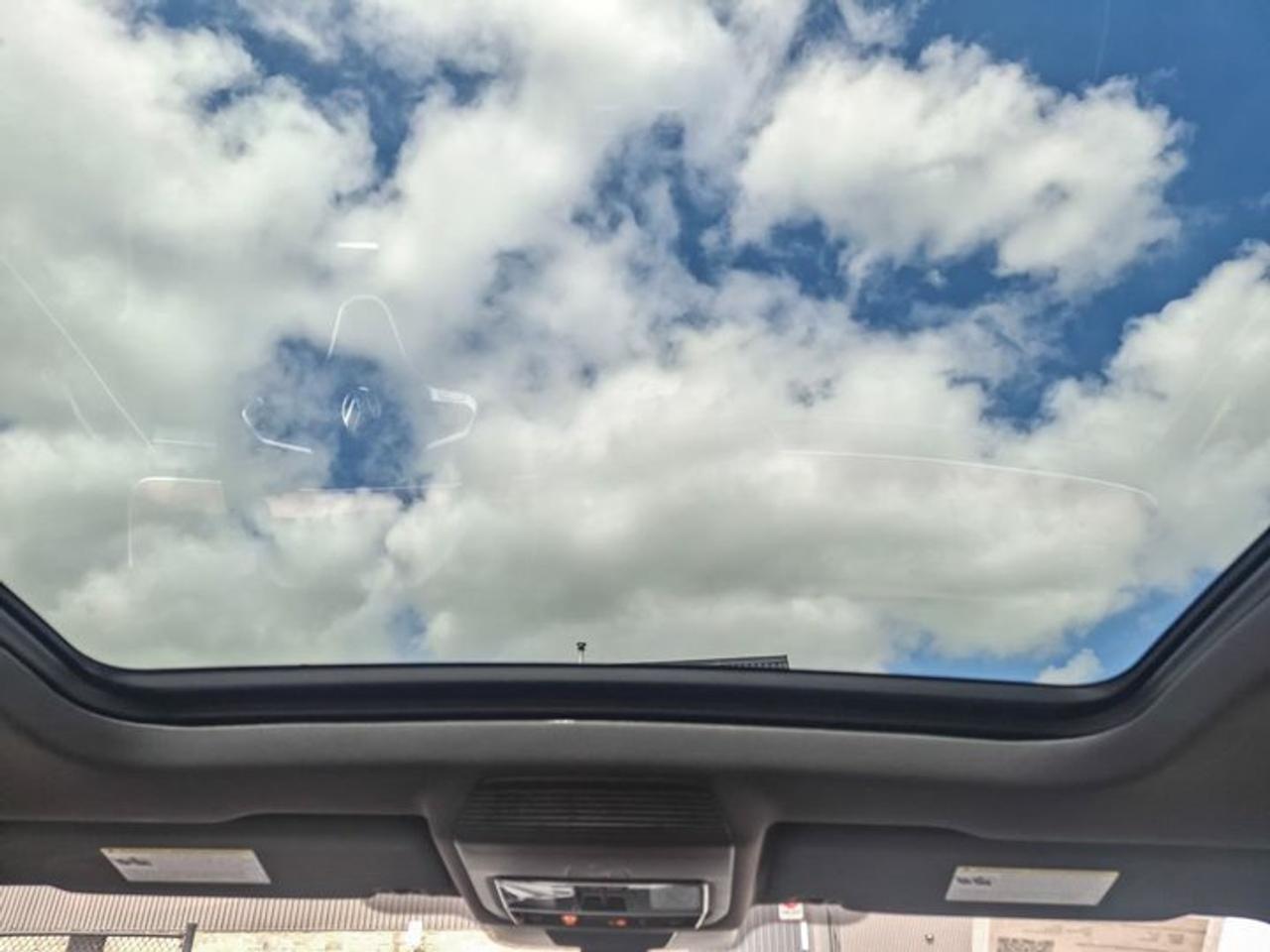 2025 Volkswagen Tiguan Highline R-Line AWD | Leather | Heated + Cooled Massaging Seats | Sunroof | Harman Kardon & More ! Photo