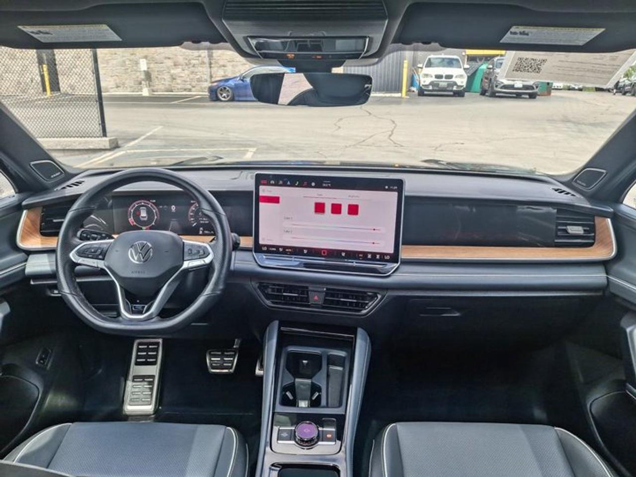 2025 Volkswagen Tiguan Highline R-Line AWD | Leather | Heated + Cooled Massaging Seats | Sunroof | Harman Kardon & More ! Photo