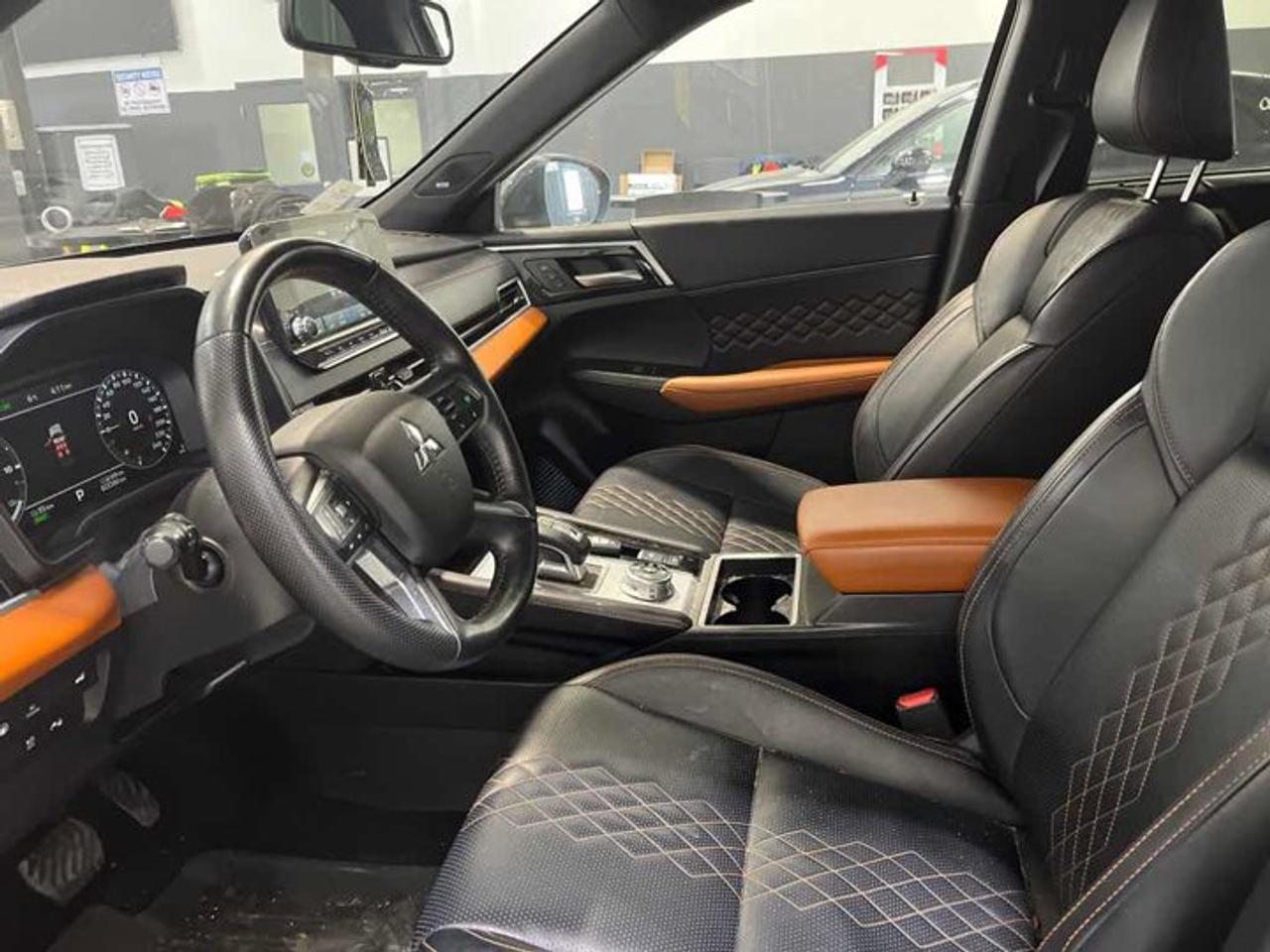 2025 Mitsubishi Outlander Plug-In Hybrid GT Premium AWD | Leather | Heated Massaging Seats + Steering | Sunroof | Bose Audio | and More ! Photo