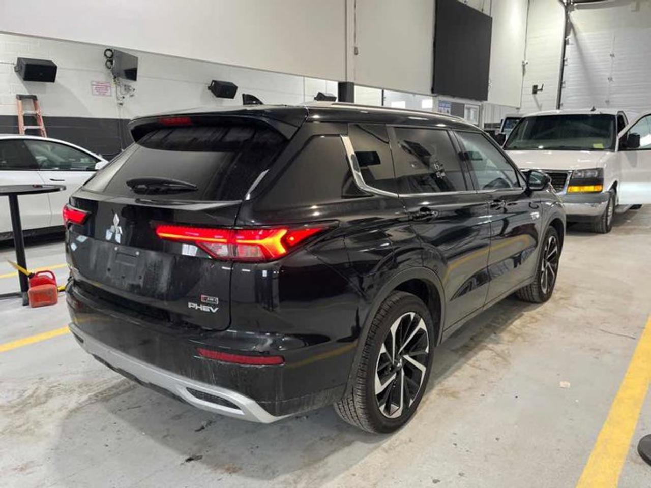 2025 Mitsubishi Outlander Plug-In Hybrid GT Premium AWD | Leather | Heated Massaging Seats + Steering | Sunroof | Bose Audio | and More ! Photo2