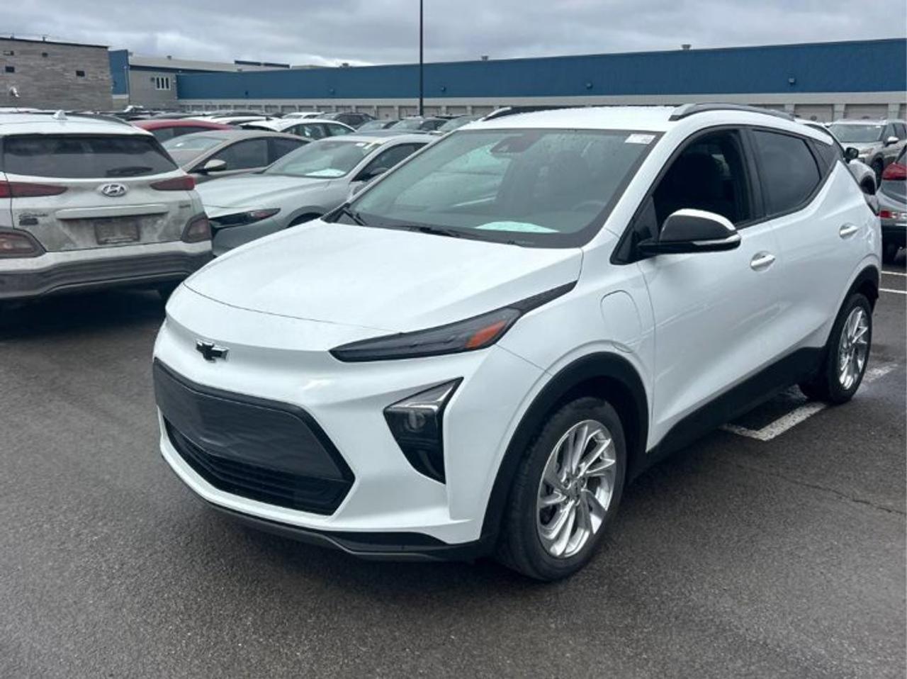 2022 Chevrolet Bolt EUV LT | Heated Wheel + Seats | Power Seat | Remote Start | CarPlay + Android | Rear Camera | and More ! Photo