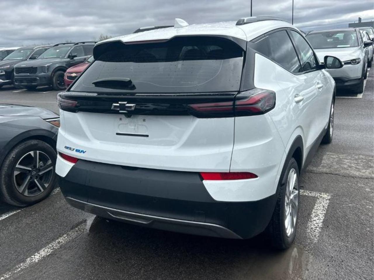 2022 Chevrolet Bolt EUV LT | Heated Wheel + Seats | Power Seat | Remote Start | CarPlay + Android | Rear Camera | and More ! Photo3