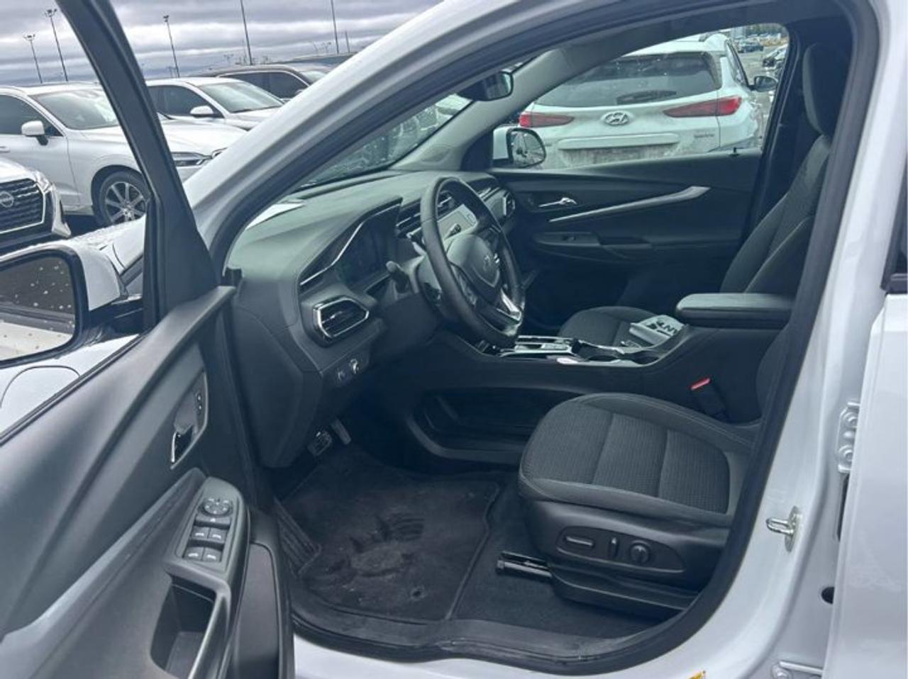 2022 Chevrolet Bolt EUV LT | Heated Wheel + Seats | Power Seat | Remote Start | CarPlay + Android | Rear Camera | and More ! Photo