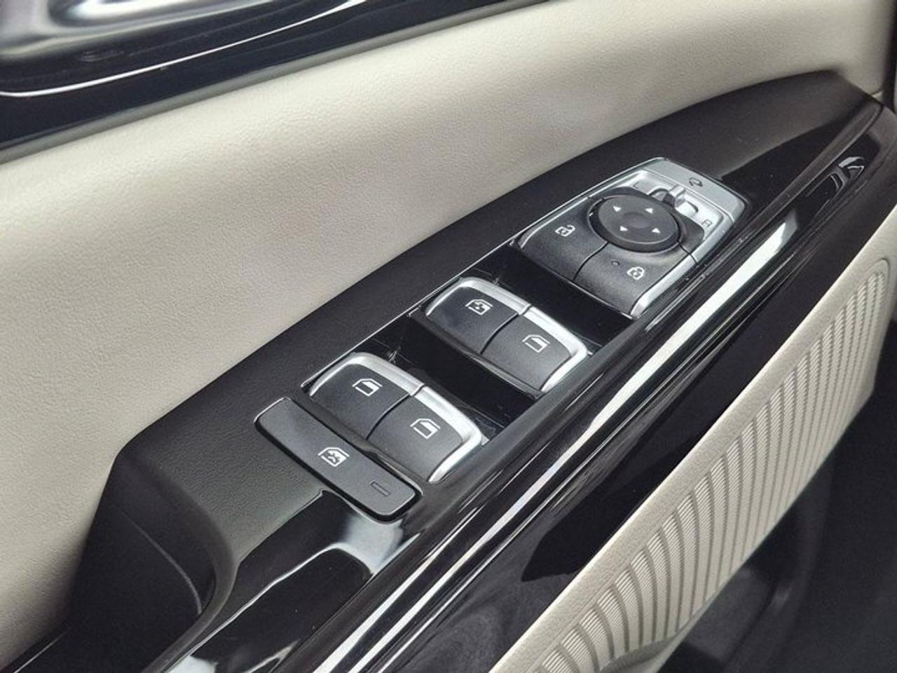 2024 Kia Carnival EX | Leather | Smart Cruise | Heated Wheel + Seats | Power Sliding Doors | CarPlay + Android & More! Photo
